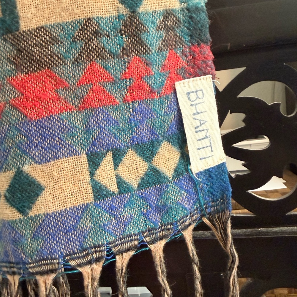 Geometric Patterned Scarf in Teal and Cream - Picture 4 of 4